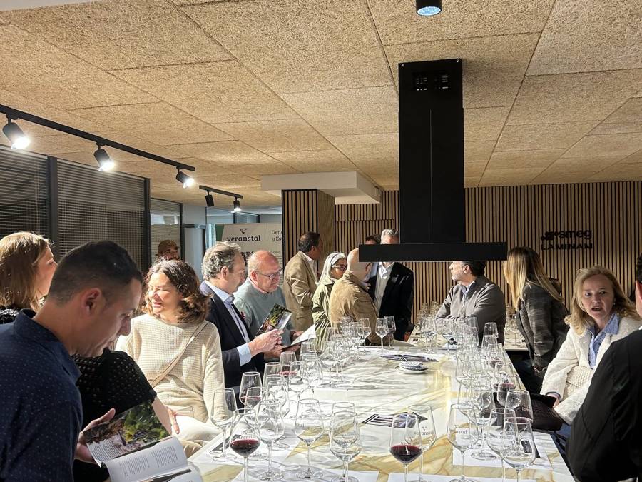 Cena de empresa en la mesa larga de Veranstal, con copas y ambiente nocturno