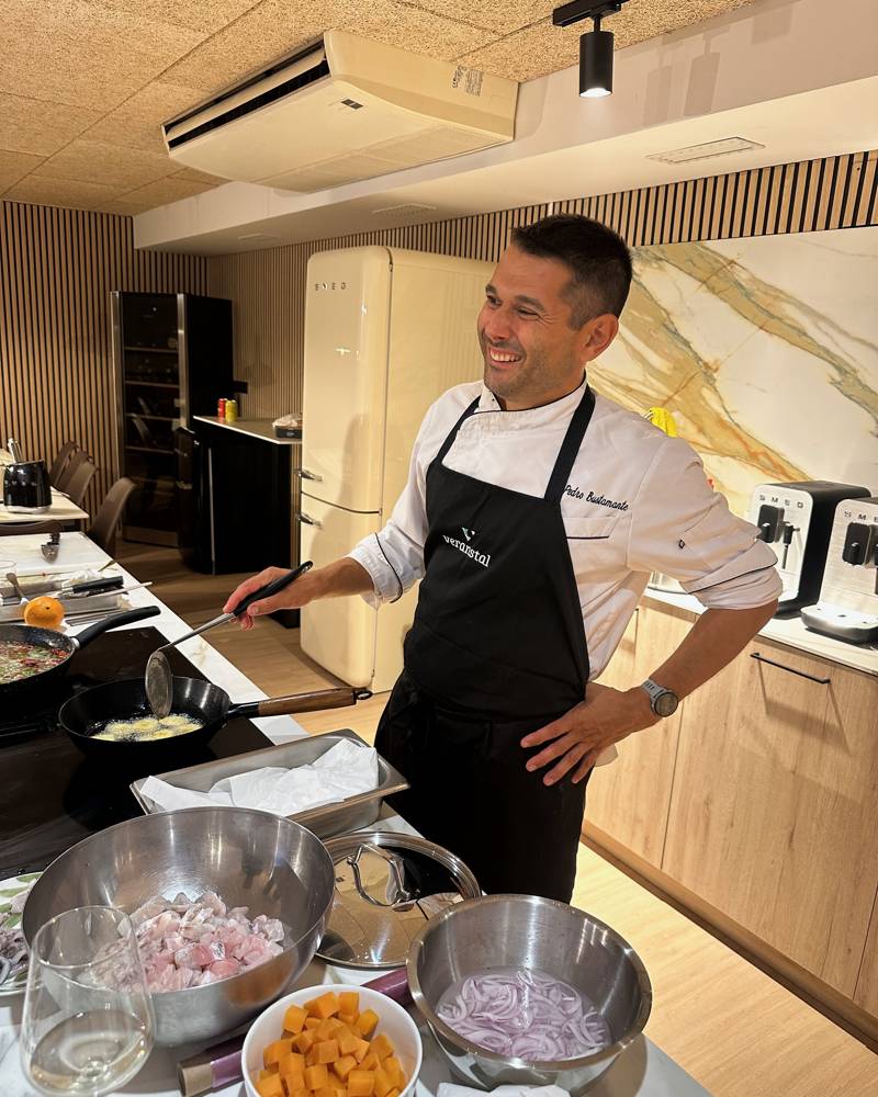 El chef Pedro Bustamante sonriendo en la isla de la cocina SMEG
