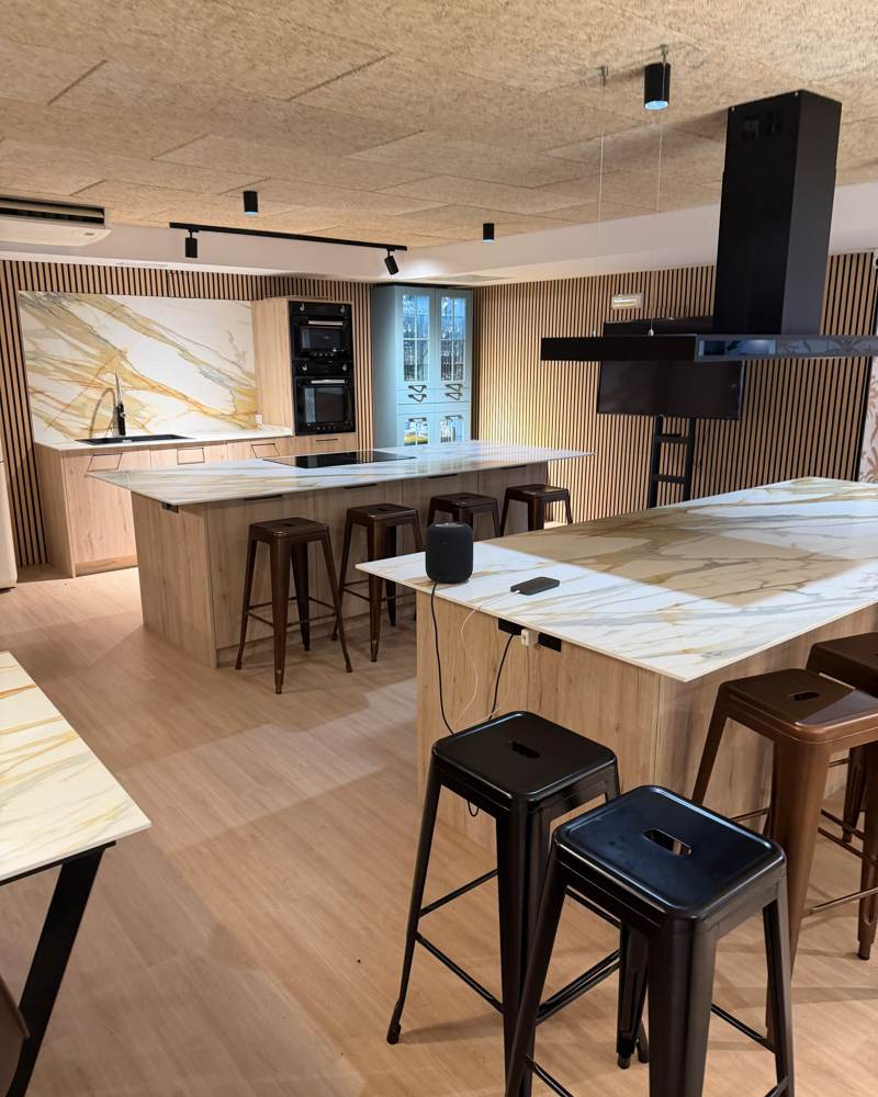 La sala SMEG: cocina completamente equipada con isla de mármol y taburetes