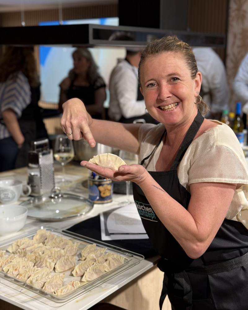 Una participante enseñando orgullosa los dumplings que ha hecho
