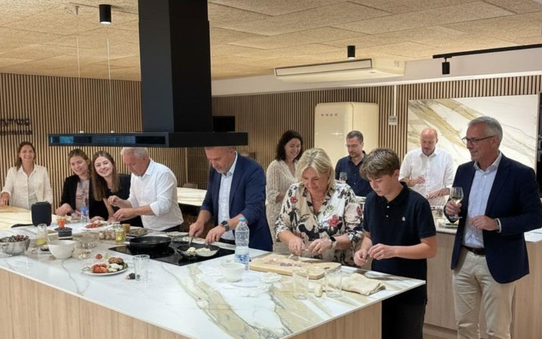 Un equipo cocinando alrededor de la isla de la cocina SMEG de Veranstal